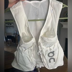 ON 5L Ultra Running Vest (size unisex L)